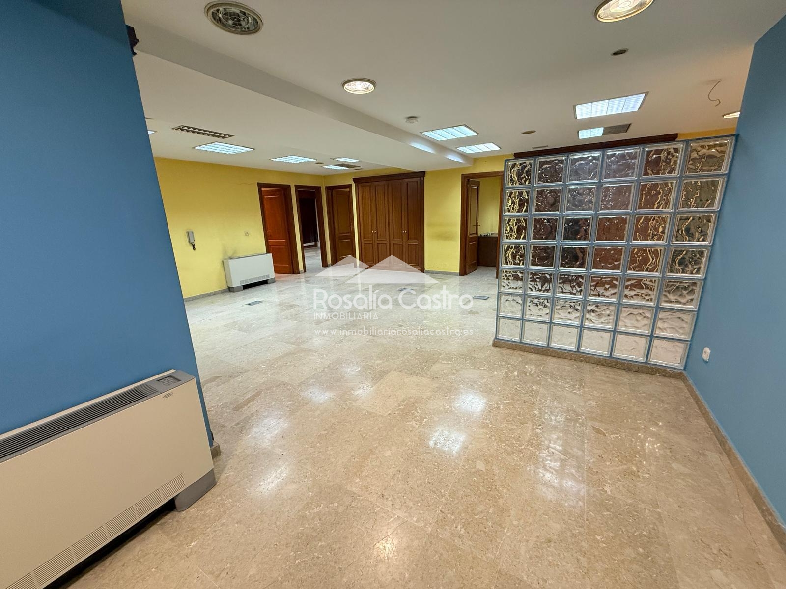 Oficina en entreplanta de 200 m2 , 5 despachos, sala juntas y dos baños . Oficinas para alquilar, Centro Urbano, Vigo, Pontevedra